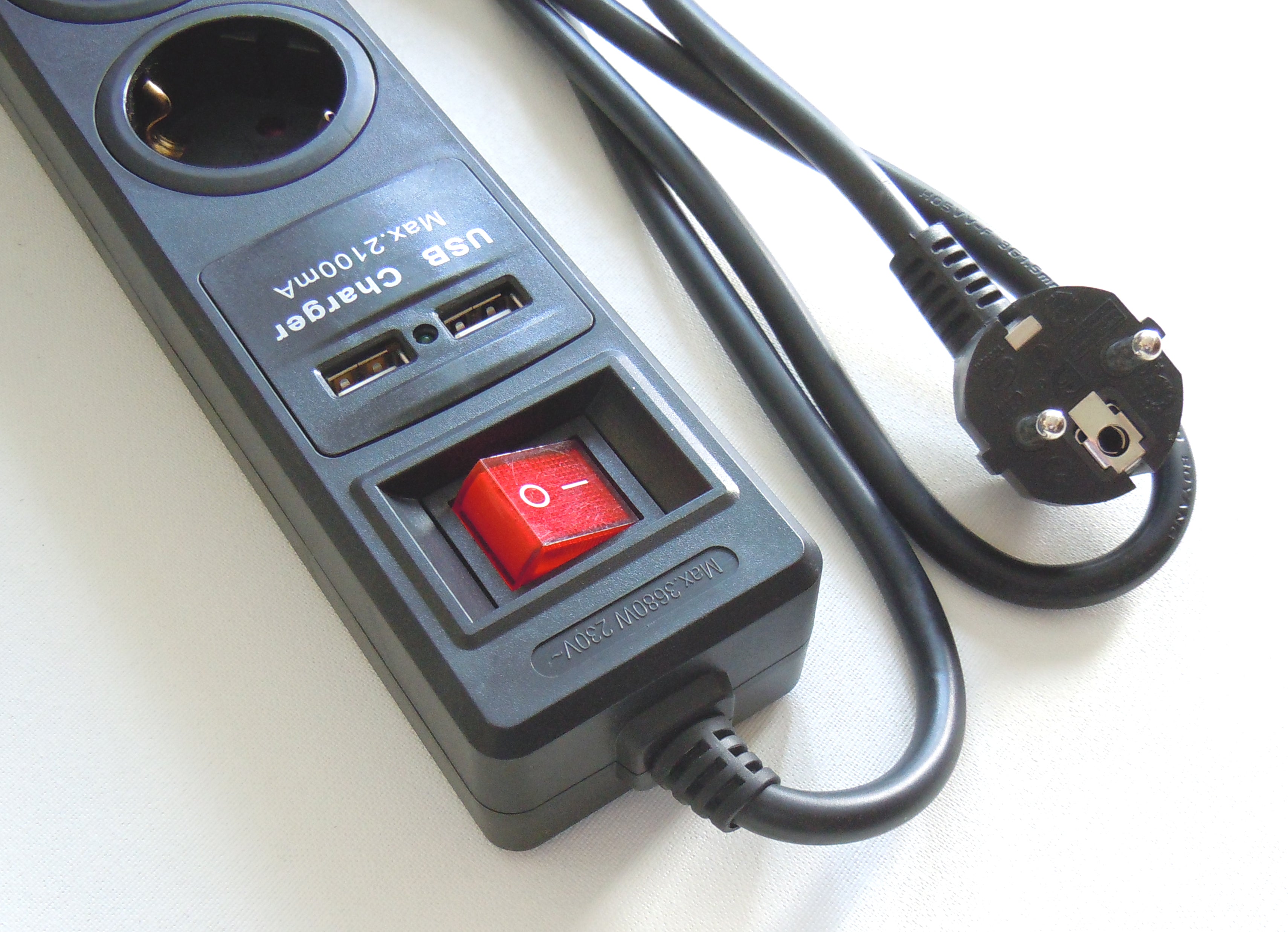 Regleta de 4 Tomas y 2 Puertos USB de color negro. Cable de 1.5 Metros 3x1,5mm H05VV-F